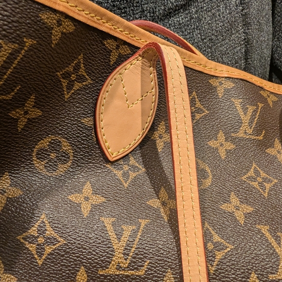 Louis Vuitton Monogram Canvas Tote in Brown with Tan Trim - Picture 8 of 10
